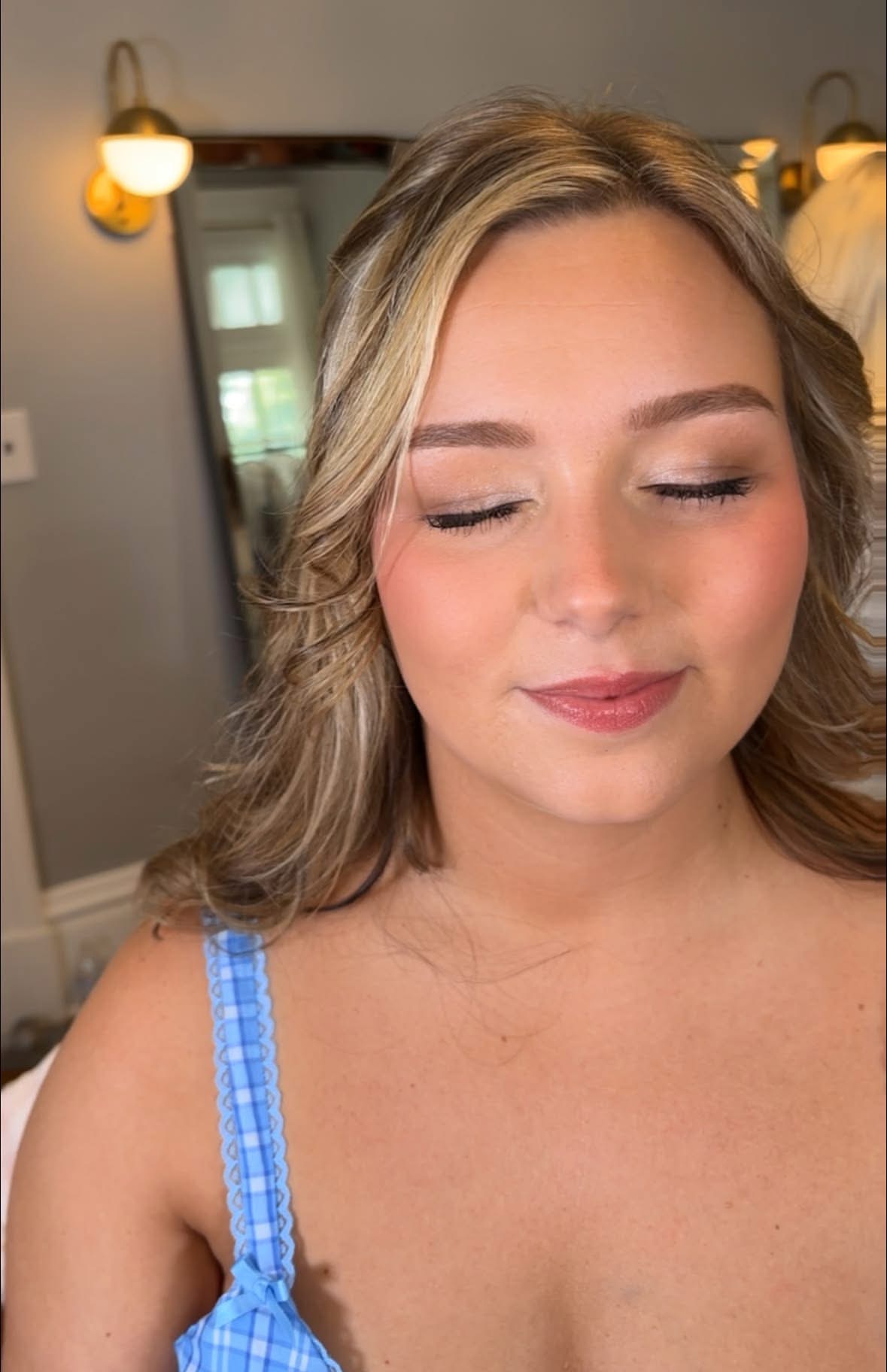 Classic event makeup with glowing skin and a rosy lip